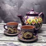 Czajnik i dwa kubki ceramiczne, ręcznie zdobione "Czerwień w purpurze"